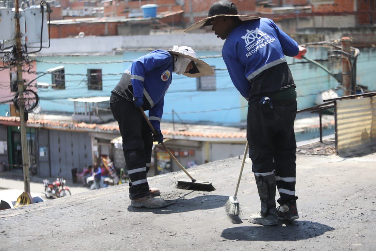 Derecho_paz's tweet photo. Hoy, acompañamos al Vpdte. Sectorial para la Seguridad Ciudadana y la Paz, A/J @CeballosIchaso1 a la inspección de los trabajos de adecuación de los espacios del Centro de Detención Preventiva Ciudad Caracas, en El Cementerio. 
#MaduroLealtadyVictoria https://t.co/YxRWn5XtmA