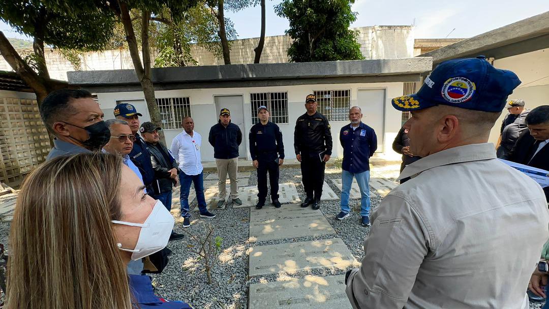 Derecho_paz's tweet photo. Hoy, acompañamos al Vpdte. Sectorial para la Seguridad Ciudadana y la Paz, A/J @CeballosIchaso1 a la inspección de los trabajos de adecuación de los espacios del Centro de Detención Preventiva Ciudad Caracas, en El Cementerio. 
#MaduroLealtadyVictoria https://t.co/YxRWn5XtmA