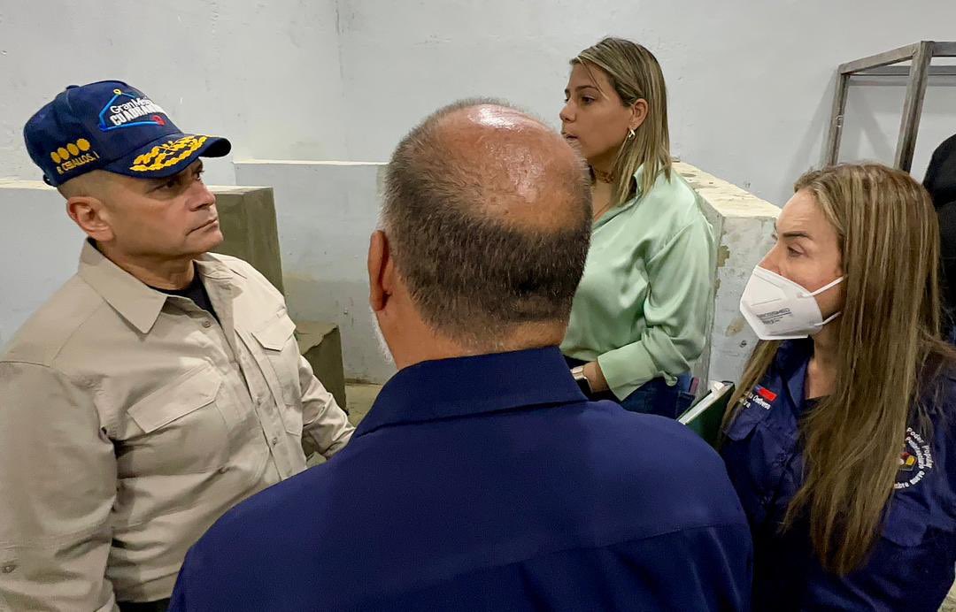 Derecho_paz's tweet photo. Hoy, acompañamos al Vpdte. Sectorial para la Seguridad Ciudadana y la Paz, A/J @CeballosIchaso1 a la inspección de los trabajos de adecuación de los espacios del Centro de Detención Preventiva Ciudad Caracas, en El Cementerio. 
#MaduroLealtadyVictoria https://t.co/YxRWn5XtmA