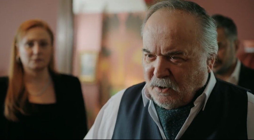 Halis de kendini tecrübeli insan sarrafi falan sanıyor, İfakat'ın nasıl sinsi sinsi aklına girdiğini fark etmiyor bile 
#YaliCapkini #YalıÇapkını