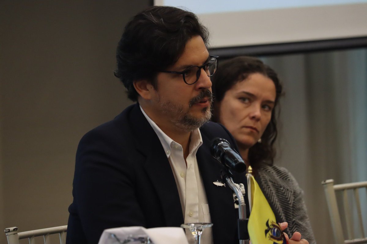 Produccion_Ecu's tweet photo. #Manta | Viceministro de Acuacultura y Pesca @andresarens y la directora de Programas de @USAIDEcuador Alder Bartlett, realizaron el lanzamiento de #PorLaPesca, proyecto de más de 20 millones de dólares destinados a reducir la pesca ilegal, no declarada y no reglamentada (INDNR). https://t.co/XOgDdQPSzk