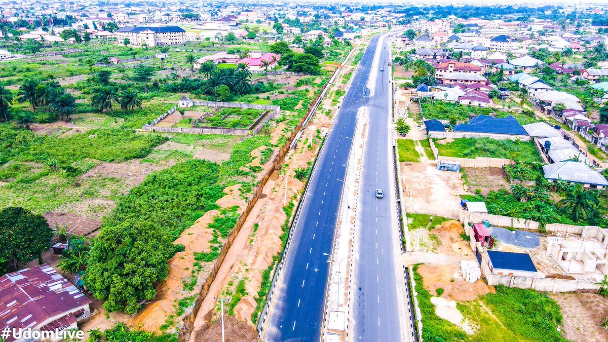 Ibomyouths35's tweet photo. Day and Night views of the newly constructed 3.32 km Ring Road II ( From Aka Road to Abak Road) Dual Carriageway with 1No. 3.32km Underground Outfall Drain billed for commissioning today Friday, 14th April, 2023
#LegacyOfImpact
#Udomisworking
#CompletionAgenda https://t.co/HNovZ5iEXd