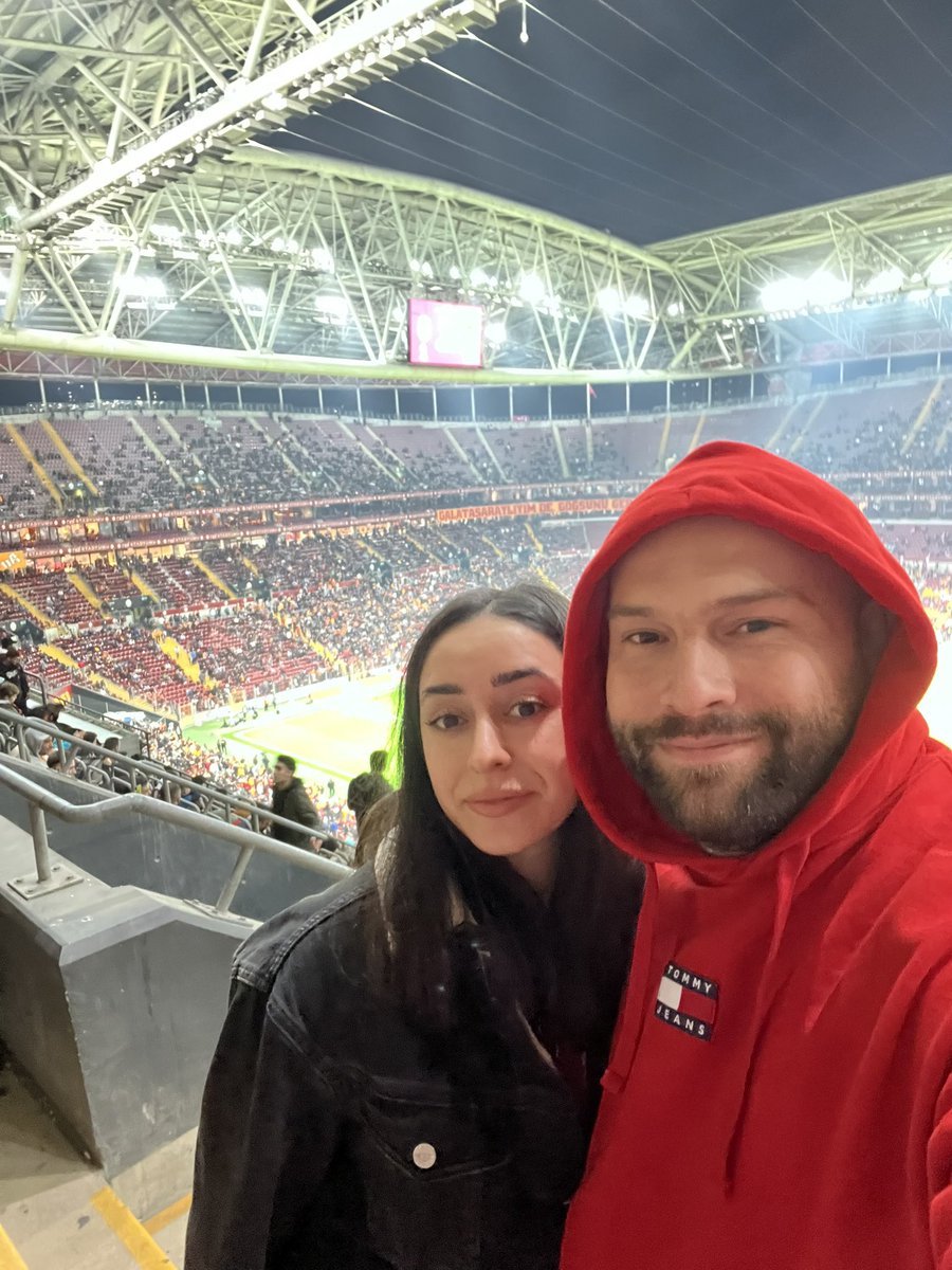 icardi_man's tweet photo. Futbol sevdiğinle güzel ❤️💛 https://t.co/wTTFrxEcif