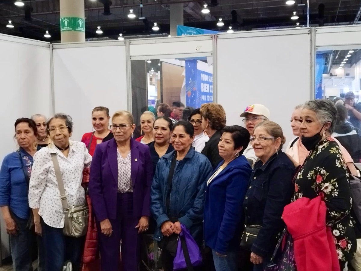DIF_NMX's tweet photo. Luego de compartir los programas y experiencias de éxito en la entidad, Beatriz Estrada fue reconocida por las acciones que realiza el @NayaritDif a favor de las personas mayores. https://t.co/4jyRseIXzg