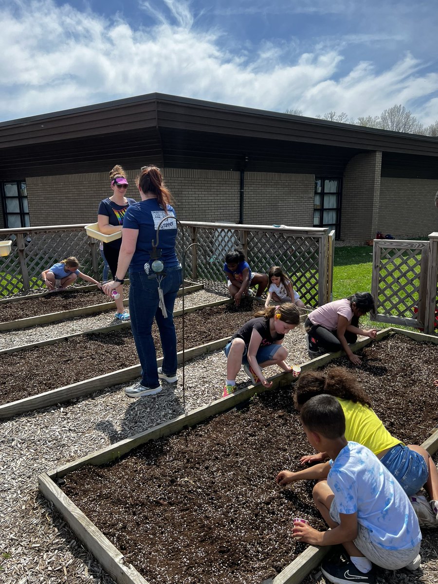 MrsMacRaild's tweet photo. Favorite time of year! #firstandthirdgraderocks https://t.co/VmNVCVteXl