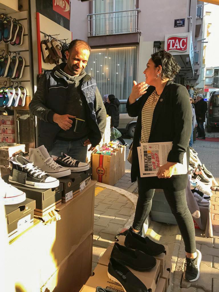 IzmirTkp's tweet photo. Milletvekili Adaylarımız #İzmir'in birçok noktasında esnaf ziyaretlerinde bulundular, sokakta emekçilere çözüm önerilerimizi anlattılar.

TKP'ye güç ver, ülkemizi aydınlık yarınlara birlikte taşıyalım!

#Seferihisar #Urla #Narlıdere #Bornova

#TKPGelirHerŞeyDeğişir https://t.co/HCEZpz6Nqs