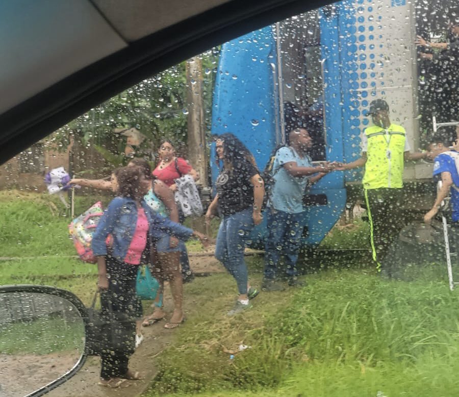 JaperiNews's tweet photo. TRENS DO RAMAL PARACAMBI COM AVARIAS 

Nossa redação recebeu de internautas fotos que mostram a composição que faz o trecho do ramal Paracambi com avaria devido à forte chuva.
Até o momento a concessionária @superviarj não comunicou em suas redes sociais. https://t.co/4nEBFNtjpU