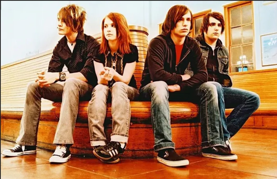 ParamoreBE's tweet photo. Hey #ParaFamily , what was your first @paramore's song you've heard ? For me it was Brighter in 2005... almost 18 years ago and I was 13 years old ;-) @yelyahwilliams @itstayloryall @zacfarro @schzimmydeanie https://t.co/X3lQMHN7Bj