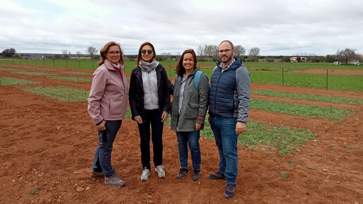 FresnoTeresa's tweet photo. Jornadas de recogida de suelos en Burgos y Salamanca para poner en marcha el próximo experimento del proyecto "Control de fármacos en agricultura" 💊🌱💦 Aire fresco y buena compañía! @ComunidadMadrid @UAM_Madrid https://t.co/n3FYK3l9yu