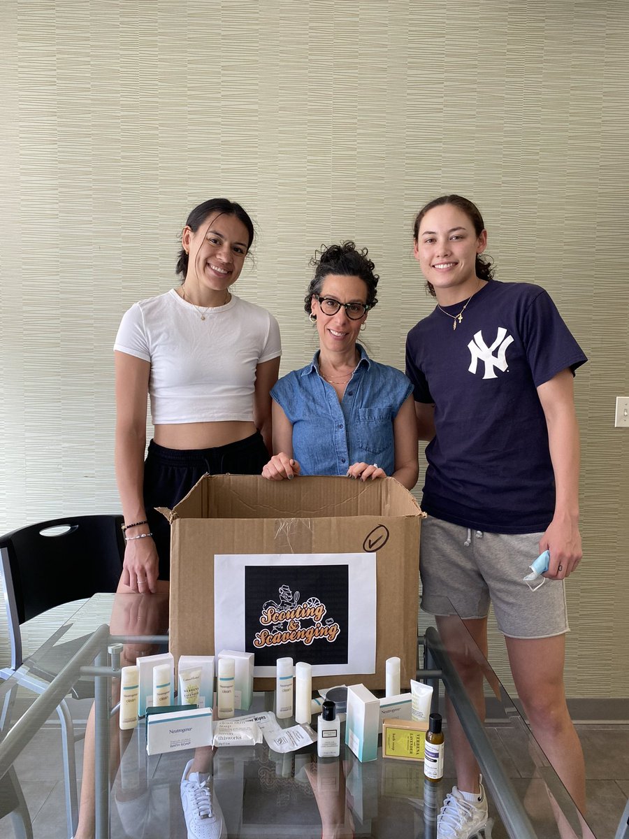 Another successful year with <a href="/ScoutScavenge/">ScoutingAndScavenging</a> 🙌💙 We collected the unused toiletries from all our road trips and partnered with <a href="/HarlemUnited/">Harlem United</a> to make an impact in our local community🗽 Shoutout to <a href="/abigailvhsu/">Hsu</a> and <a href="/sienna_durr/">Sienna Durr</a> for leading the efforts 🦁💯

#RoarLionRoar // #EDGE