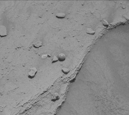 صورة نادرة لكرة ترابية صغيرة على سطح المريخ 
التقطت بتاريخ 11 , April 2023

This image was taken by MAST_RIGHT onboard NASA's Mars rover Curiosity on Sol 3796 (2023-04-11T11:26:02.000Z)

Image Credit: NASA/JPL-Caltech/MSSS