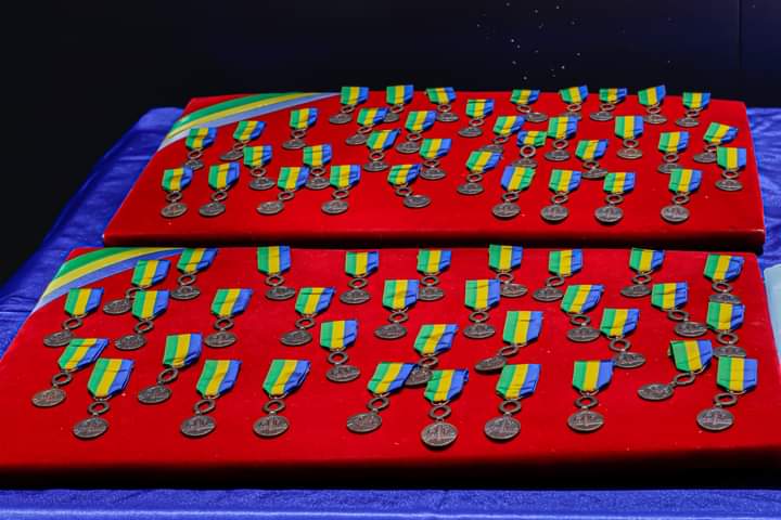 Remise de 113 médailles🏅 du travail aux employés de <a href="/ARCEP_GABON/">ARCEP GABON</a> 🇬🇦. 👉🏾 69 bronze, 37 argent et 7 or, correspondant à 10, 20 et 30 ans de carrière. Une distinction qui récompense leur professionnalisme et leur fidélité au sein de cette structure. <a href="/BerreMadeleine/">Madeleine E. Berre</a> <a href="/tvgabon24/">Gabon24</a>