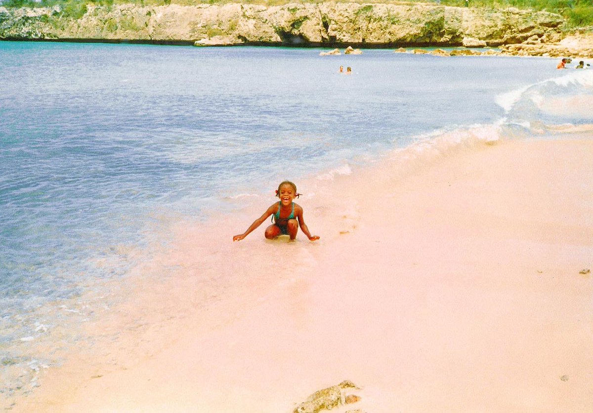 KizzyOfficial's tweet photo. The last time I was in St. Eustatius, the Island where my mom was born, I was in highschool. 👧🏾🏝️ https://t.co/Yru13ujOrH