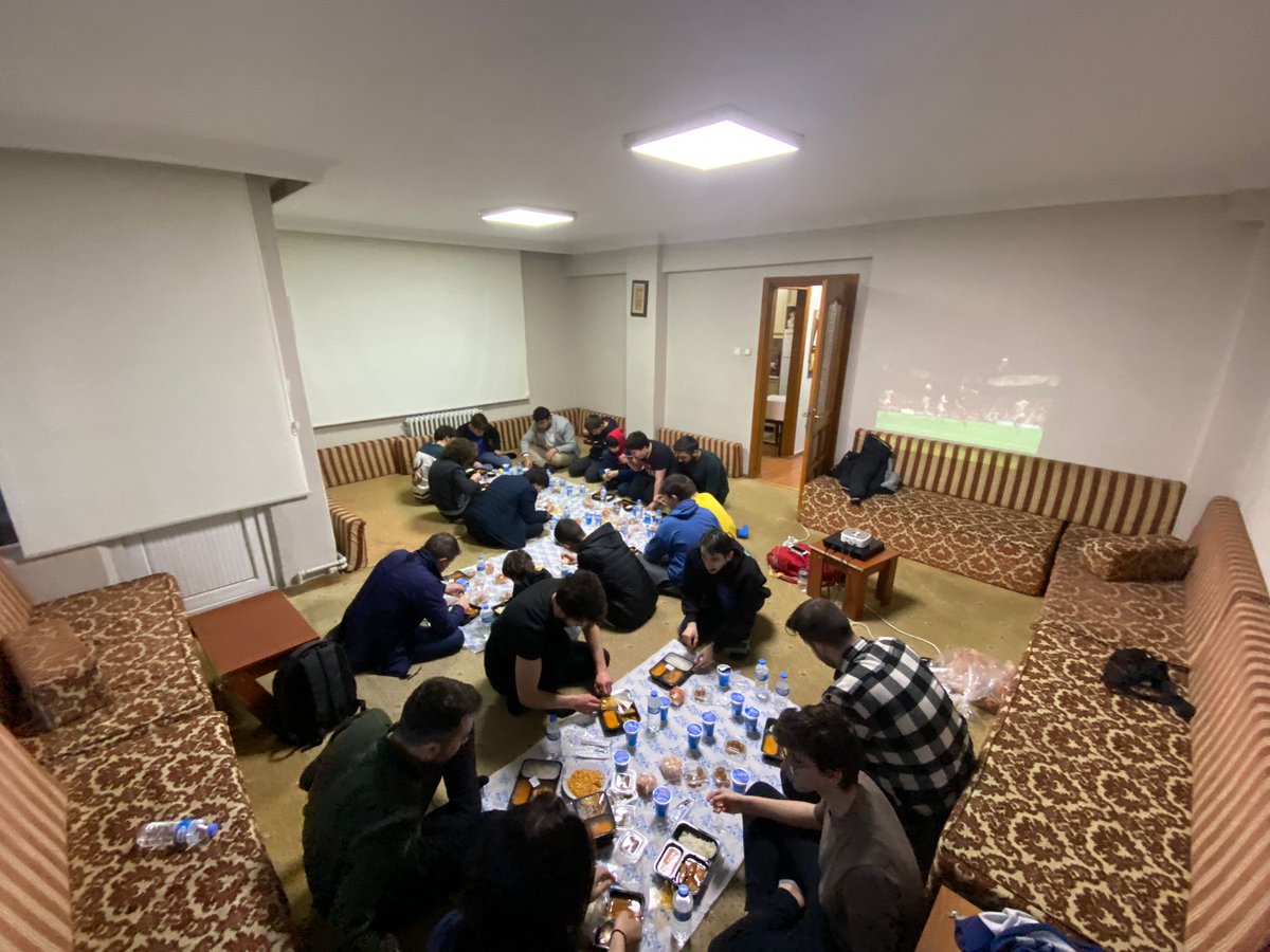 agdbakirkoy_'s tweet photo. Ortaokullar komisyonumuz ilçe merkezimizde veli ve öğrencilerimizle beraber iftar programını gerçekleştirdi. https://t.co/HEZN7E0r5t