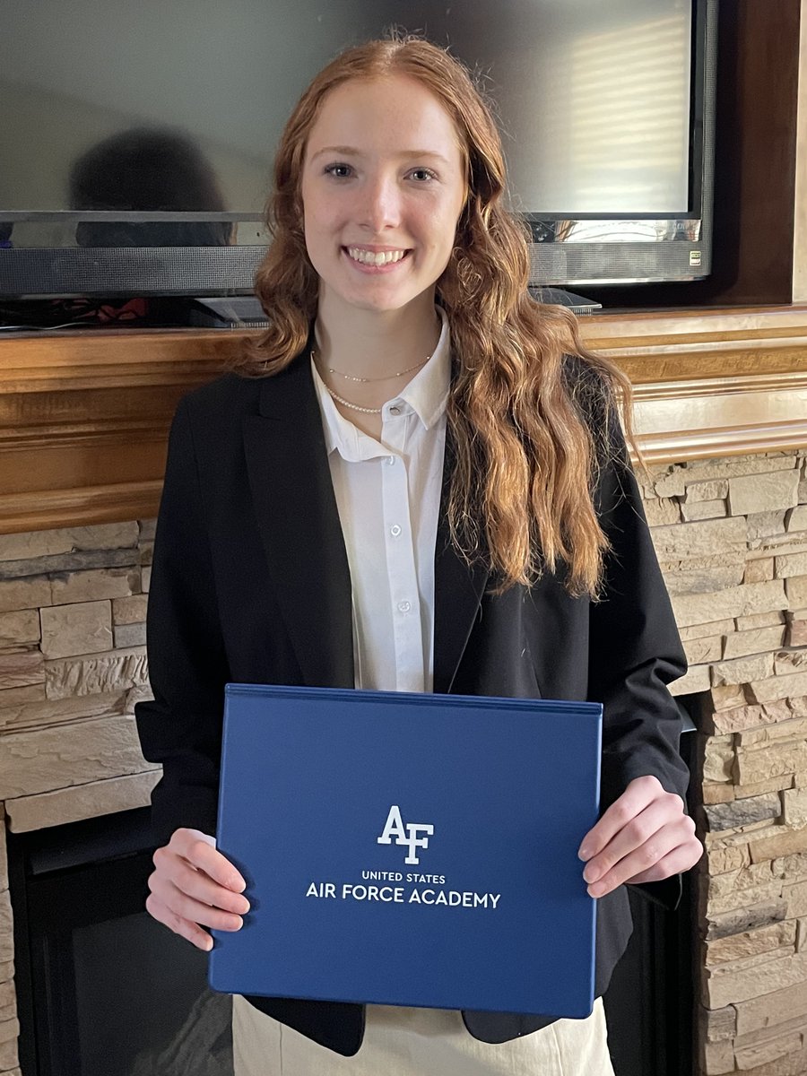 Congrats to Morgan Glaser on receiving the Thomas Draper Outstanding Leader of Character Award 🤩 #Proud #WeArePLV