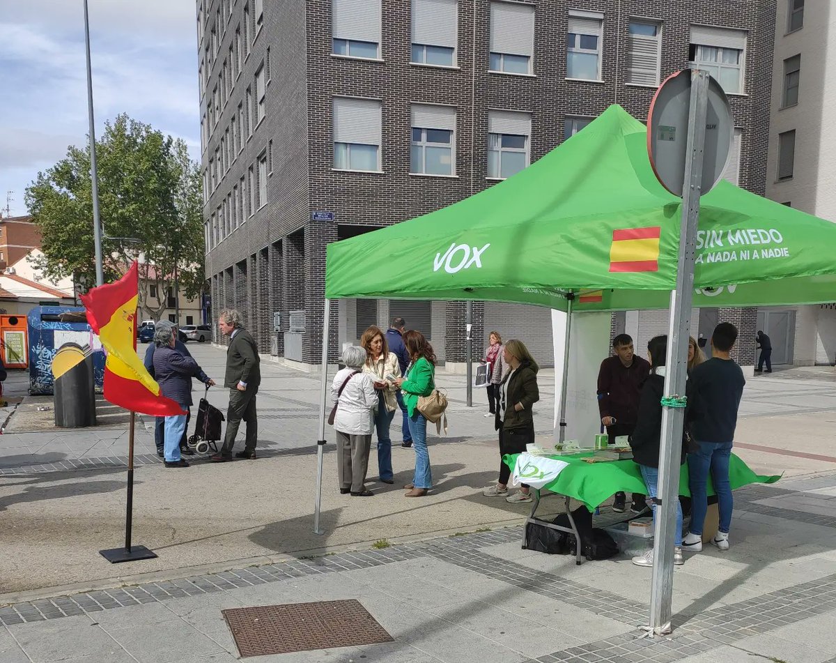 VoxArganda's tweet photo. Muchísima afluencia en nuestra mesa informativa de hoy.
👉En #Arganda hay ganas de cambio.
#CuidaLoTuyo #CuidaArganda https://t.co/ES2nVJ9gBi