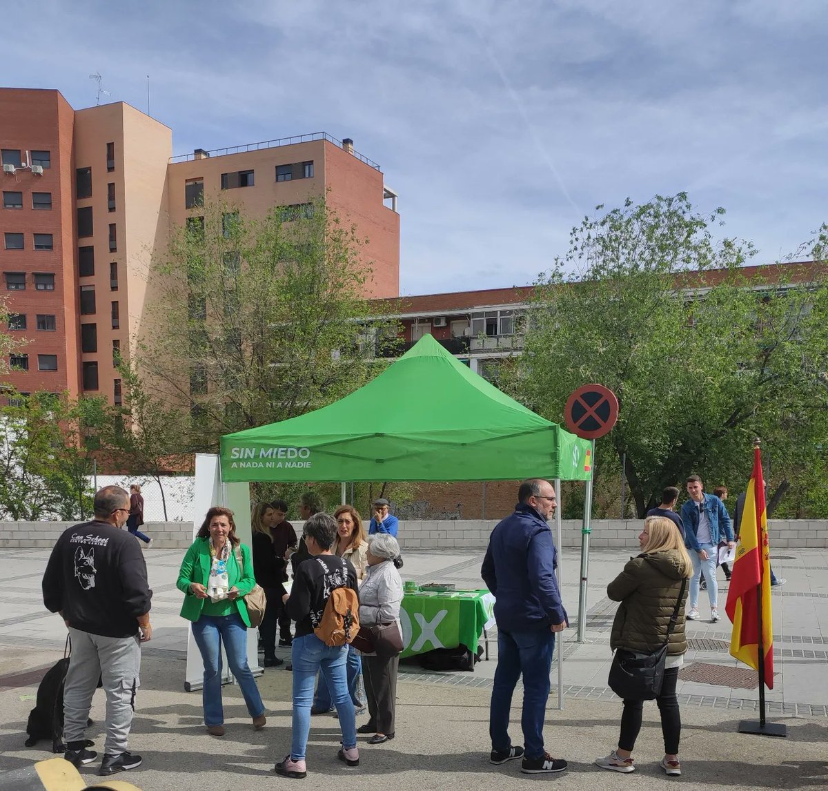 VoxArganda's tweet photo. Muchísima afluencia en nuestra mesa informativa de hoy.
👉En #Arganda hay ganas de cambio.
#CuidaLoTuyo #CuidaArganda https://t.co/ES2nVJ9gBi