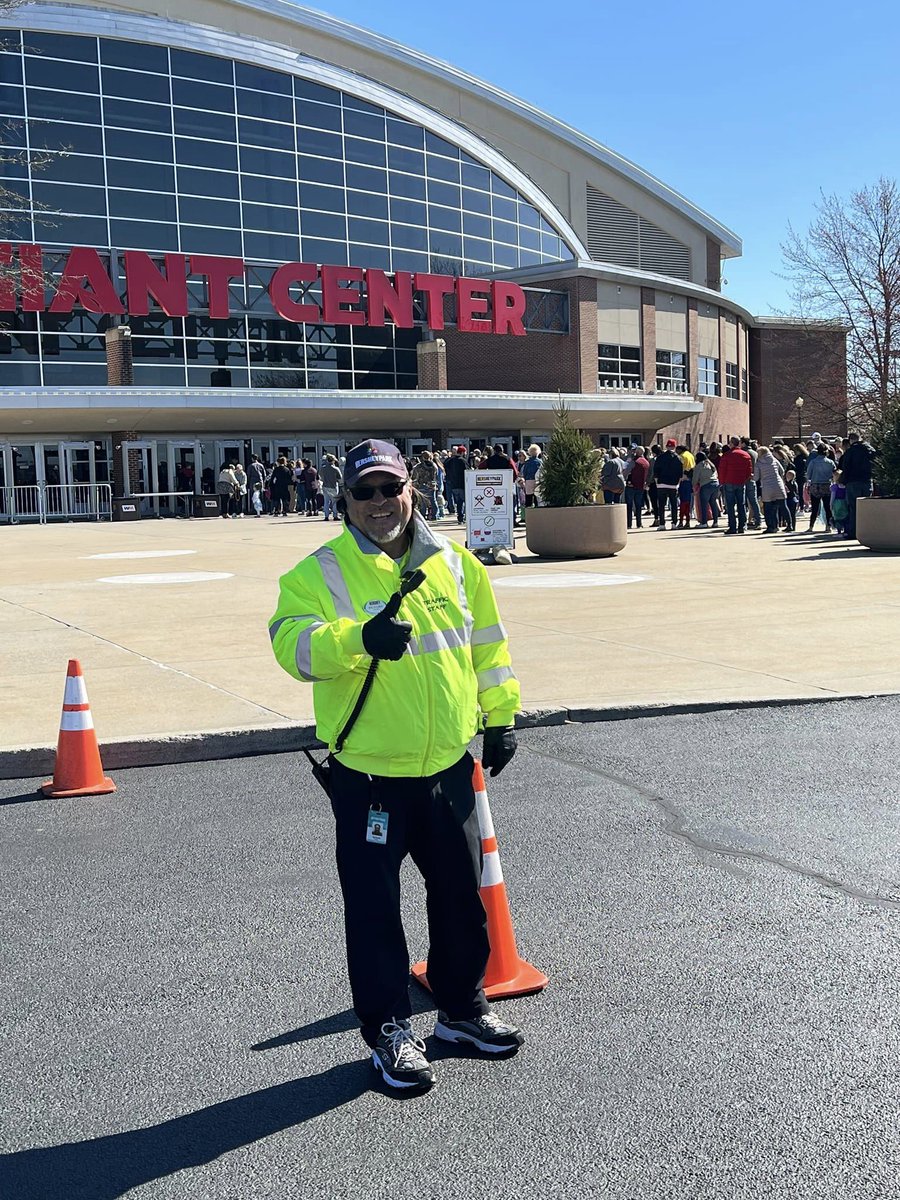 HersheyJobs's tweet photo. Traffic staff team members are the first &amp; final interaction at the #Hersheypark Entertainment Complex, providing a safe arrival and departure experience for guests. 🚘 Become a part of the "safety first" culture today: https://t.co/MDyIlsSSQS

#HersheyJobs #SecurityJob https://t.co/9sNfG0qIcc