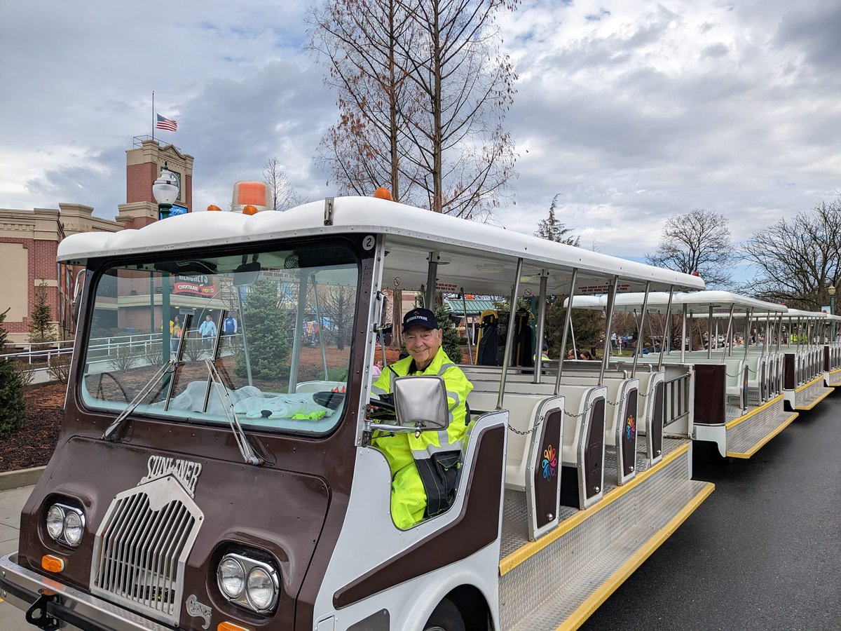 HersheyJobs's tweet photo. Traffic staff team members are the first &amp; final interaction at the #Hersheypark Entertainment Complex, providing a safe arrival and departure experience for guests. 🚘 Become a part of the "safety first" culture today: https://t.co/MDyIlsSSQS

#HersheyJobs #SecurityJob https://t.co/9sNfG0qIcc