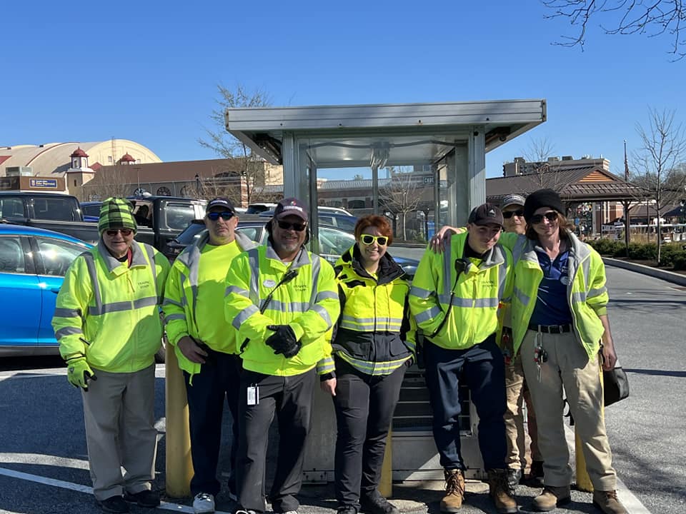 HersheyJobs's tweet photo. Traffic staff team members are the first &amp; final interaction at the #Hersheypark Entertainment Complex, providing a safe arrival and departure experience for guests. 🚘 Become a part of the "safety first" culture today: https://t.co/MDyIlsSSQS

#HersheyJobs #SecurityJob https://t.co/9sNfG0qIcc