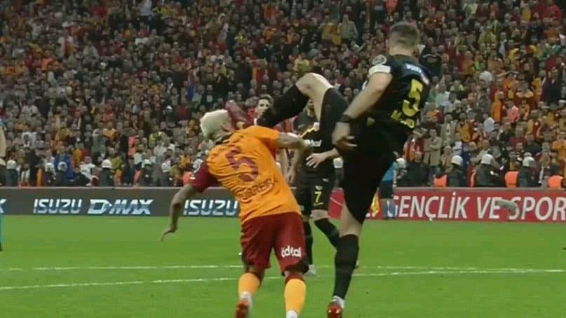 Faul  yok          /         penaltı+kırmız kart 

Renklere göre kararlar :) soran olursa Fenerbahçe kullanıyor dersiniz :d