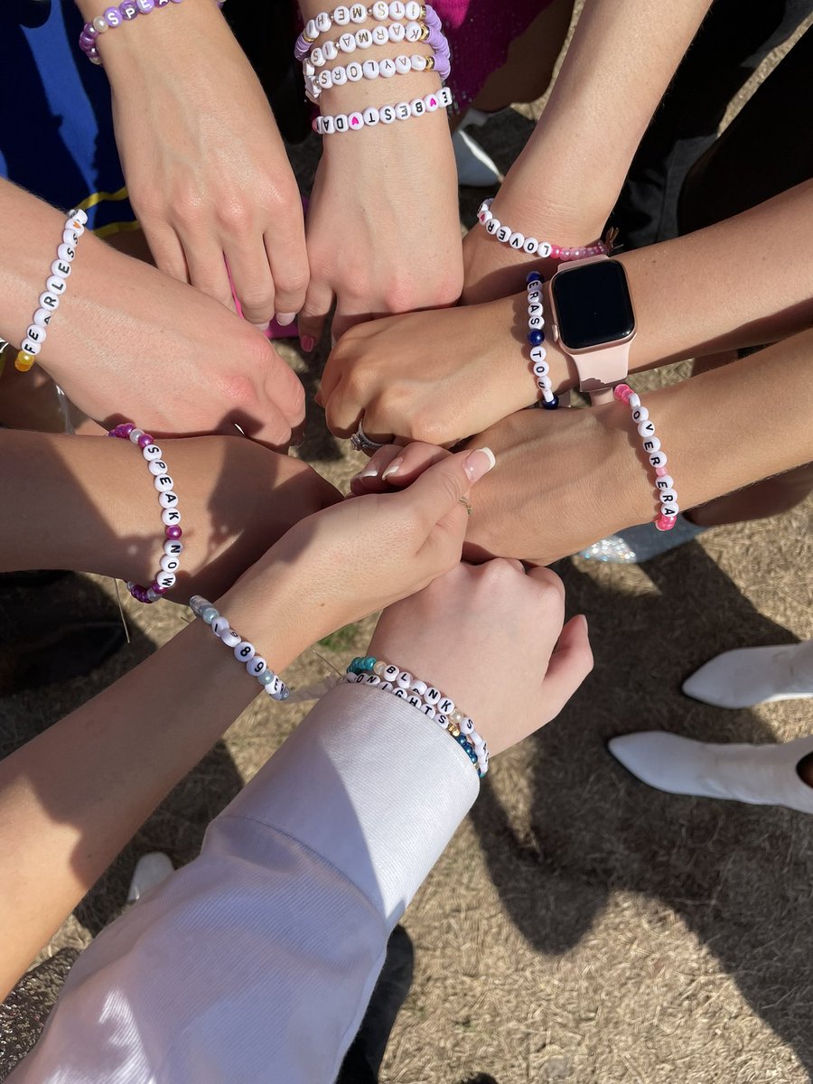 soamericunt's tweet photo. make the friendship bracelets!!! take the moment and taste it !!!! #TampaTSTheErasTour @taylornation13 !!!! https://t.co/oFJjrui4JC
