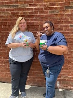 There's nothing like a cool icy on a sunny day. ELHS teachers and staff, we appreciate all that you do. We hope you enjoyed your KOOL-TREAT Today. Happy Friday!!! @DrKeshaJones1 @ELHS_HCS @HenryCountyBOE @RWilliams_EDS @Courtneyque1 @KindraTukes
