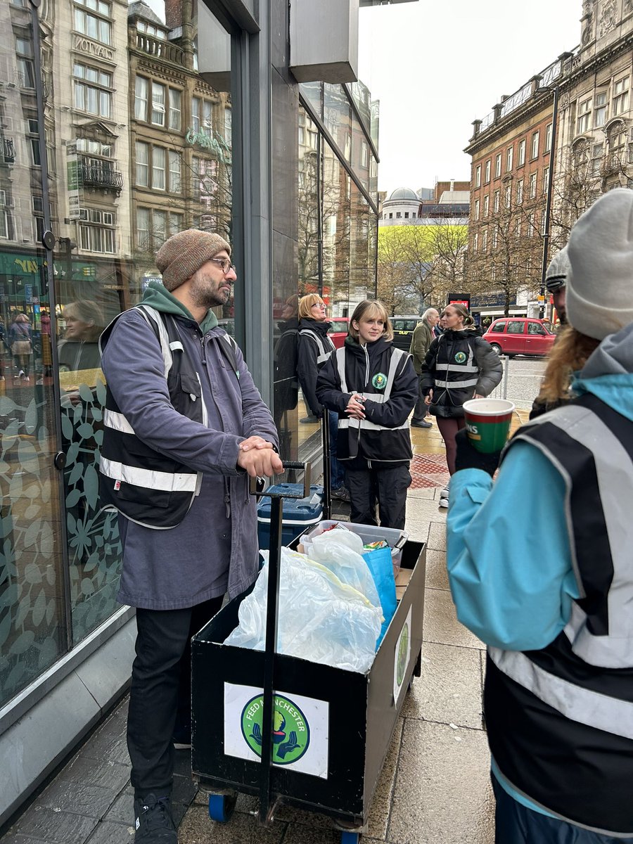 feed_manchester's tweet photo. Miraculously, the rain stopped just as our team of volunteers started their food run. 
Quiet in town, but the team were busy giving out hot food and drinks, cold drinks, sandwiches and snacks.
Two new volunteers - both got stuck in.
Well done team and thank you Manchester! 🐝💚 https://t.co/1P57eraydi