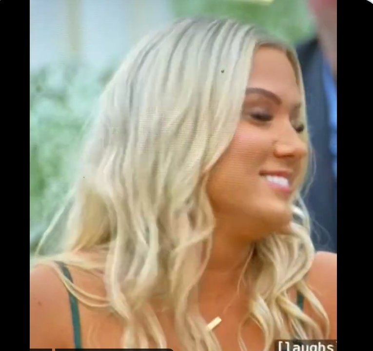 I was really hoping for a split screen of Micah &amp; Paul's entire wedding, with Shelby's face reacting to it all. #HappinessVampire #LoveIsBlind