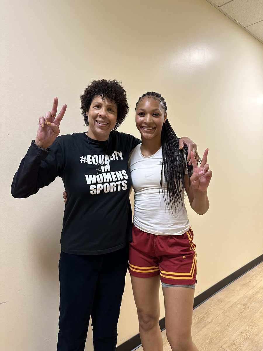 MEdwardsBball's tweet image. Hey @LamarBigs  You’ve Done An Amazing Job With THIS One…Check Her Out Posing With One Of Womens Basketball 🐐’s
@taylor_bigby  
#SheGotNext
#CherylMillerUSC