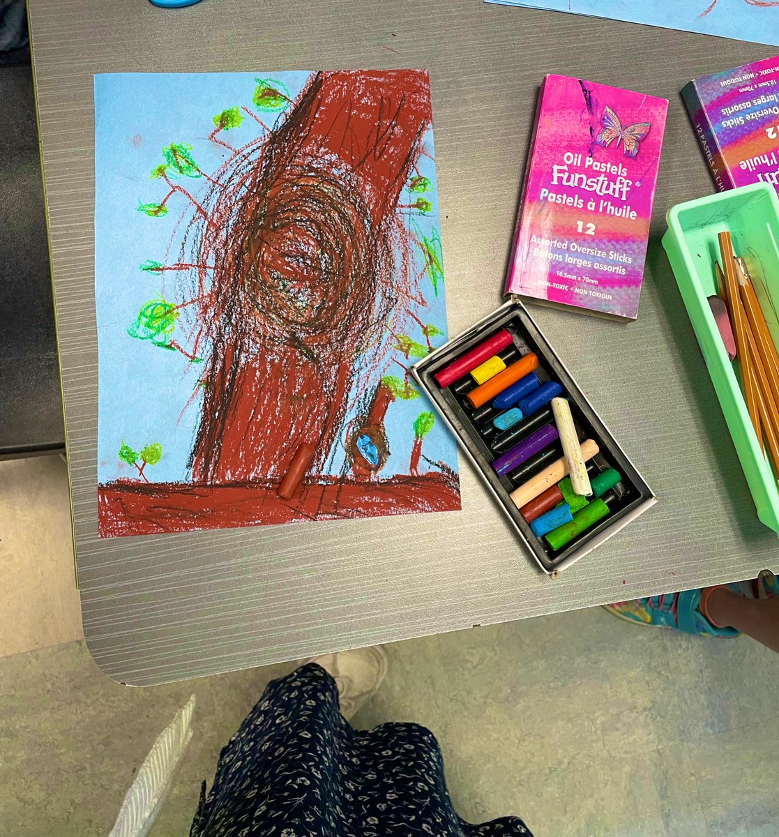 MsSigurdson's tweet photo. What a fun spring art activity!

Thank you @AlanaOvervelde for sharing the lesson with my class 🙃.

They had so much fun completing this art project 🎨 

@MollyBrant_LDSB https://t.co/MhqN1wcHW6