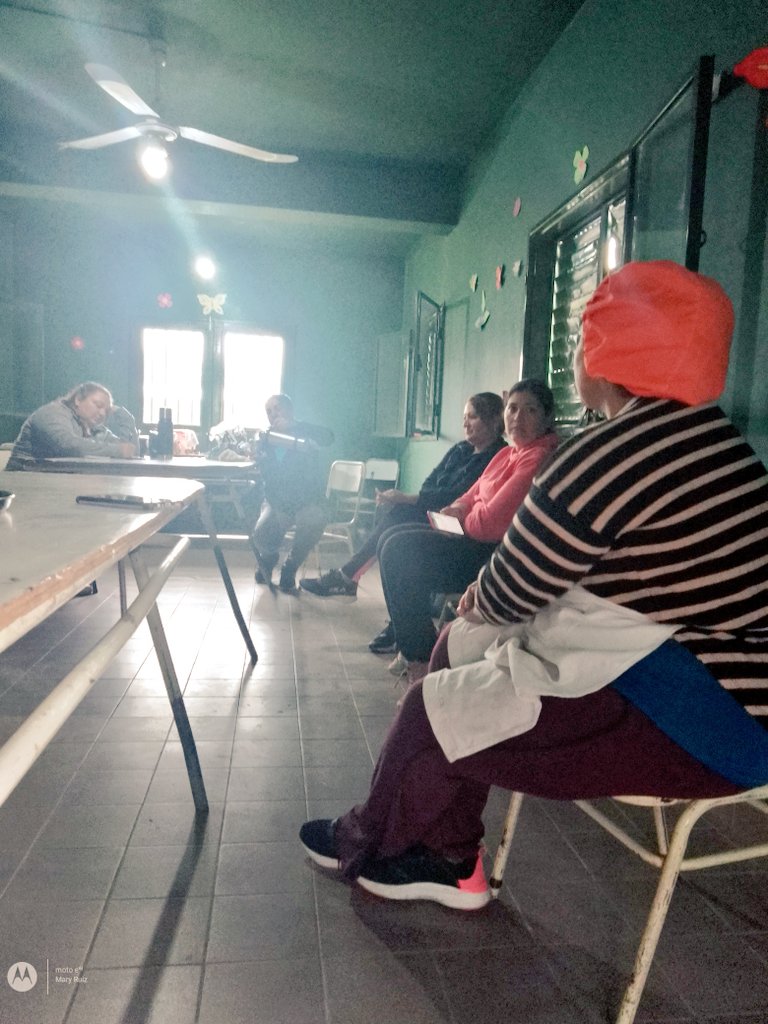 MARIAAL55084003's tweet photo. Clase de panificación con la Prof Sonia Ortiz , otra actividad de Desarrollo Humano sub Secretaria @karylarioja Gestión @ines_byd , Barrio Argentino centro vecinal , muchas gracias a las vecinas seguimos por el buen camino
#ViLaRi
#EsConInes
#EsConKaryPerez
#EsConSoniaOrtiz https://t.co/aUXv6SUiue