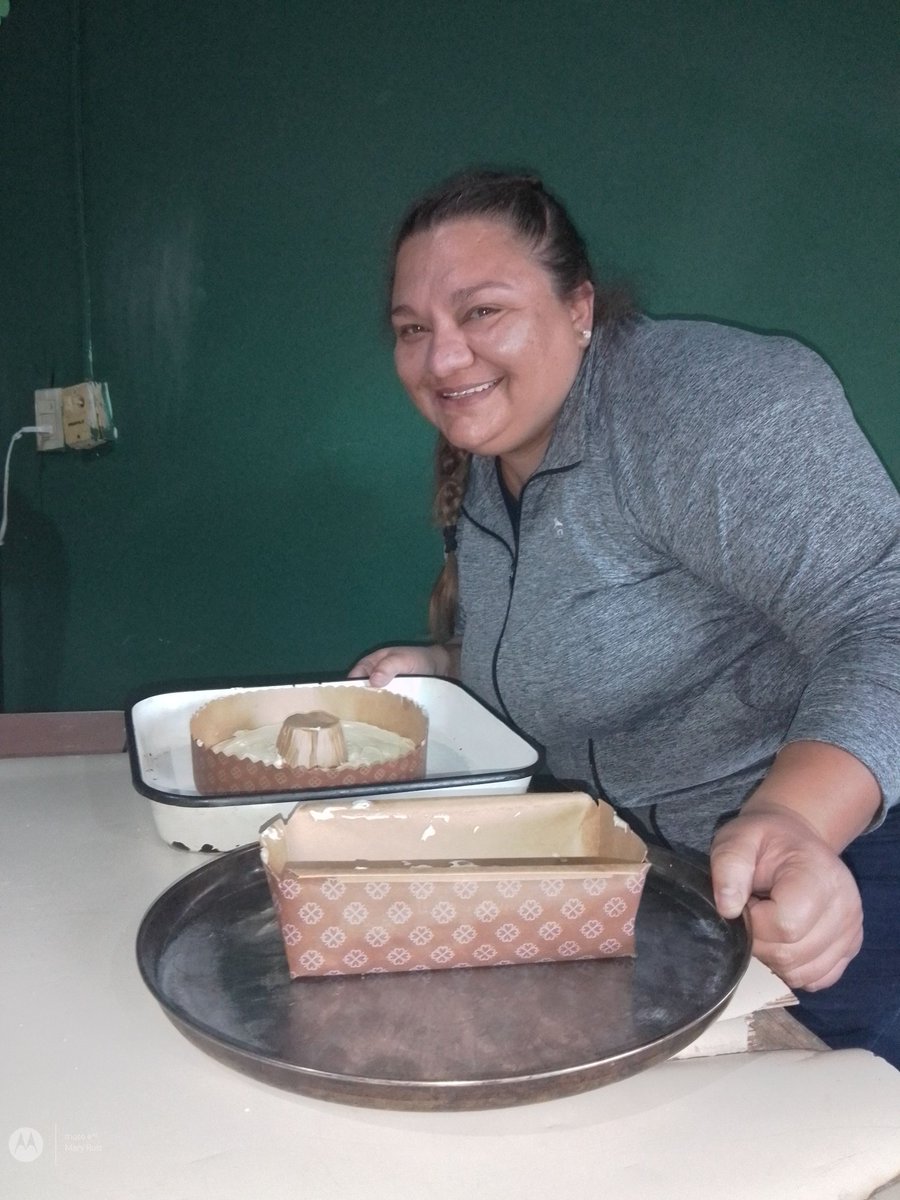 MARIAAL55084003's tweet photo. Clase de panificación con la Prof Sonia Ortiz , otra actividad de Desarrollo Humano sub Secretaria @karylarioja Gestión @ines_byd , Barrio Argentino centro vecinal , muchas gracias a las vecinas seguimos por el buen camino
#ViLaRi
#EsConInes
#EsConKaryPerez
#EsConSoniaOrtiz https://t.co/aUXv6SUiue