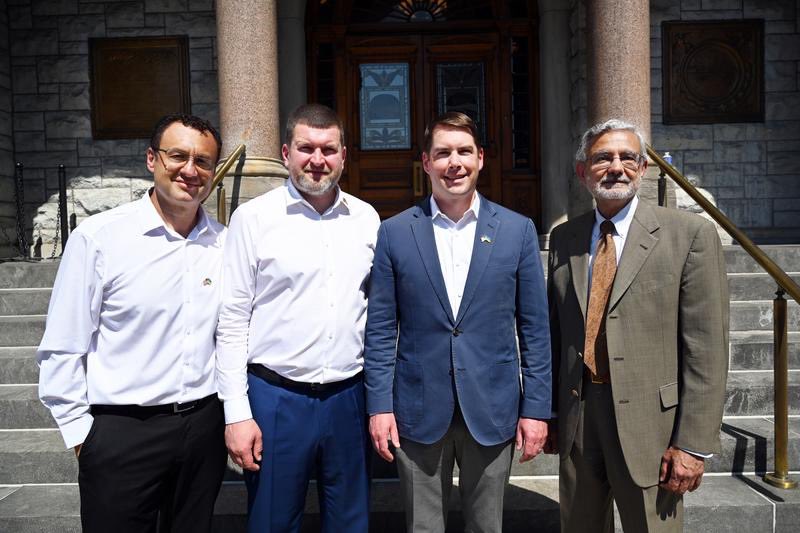UpstateNews's tweet photo. Upstate Medical officials greeted and gave a warm welcome to Oleksandr Markushyn — Mayor of Irpin, Ukraine — as Syracuse and Irpin officially announced its union as Sister Cities 🇺🇦 https://t.co/2F5W37zMuL