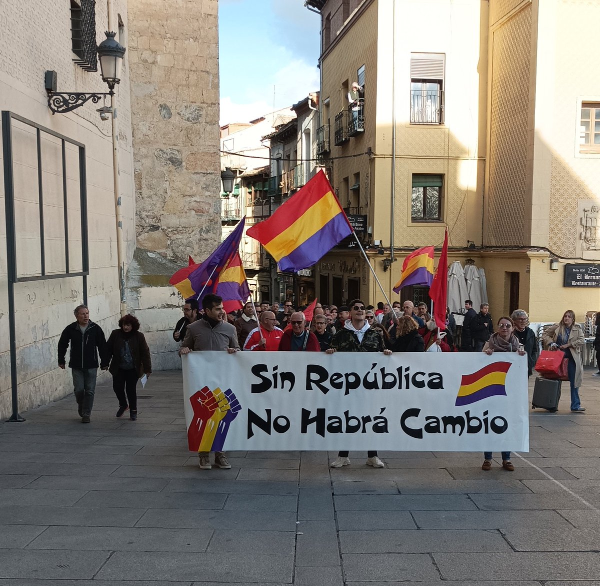 📷 Algunas imágenes del #14deAbril hoy, en Segovia.
