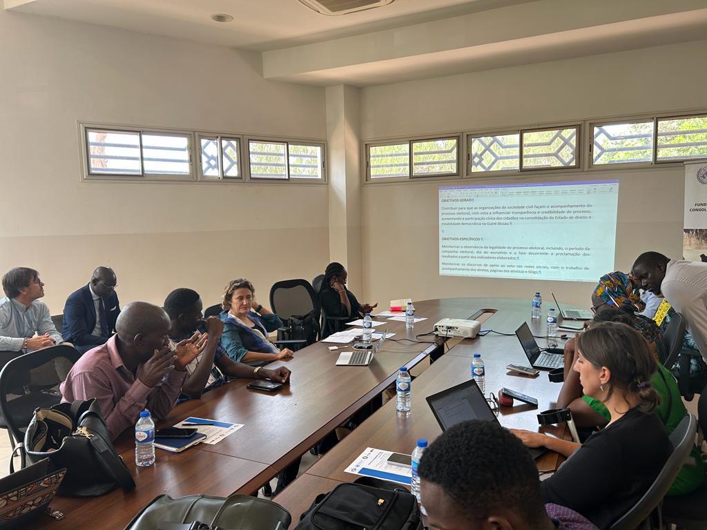 EstaNossa's tweet photo. No dia 13 de Abril foi realizado na sede da Academia de Liderança em Bissau, um encontro de trabalho entre as Organizações da Sociedade Civil guineenses e os parceiros da cooperação internacionais. 

https://t.co/Ug9S0gamPT https://t.co/tHhkrucvAD