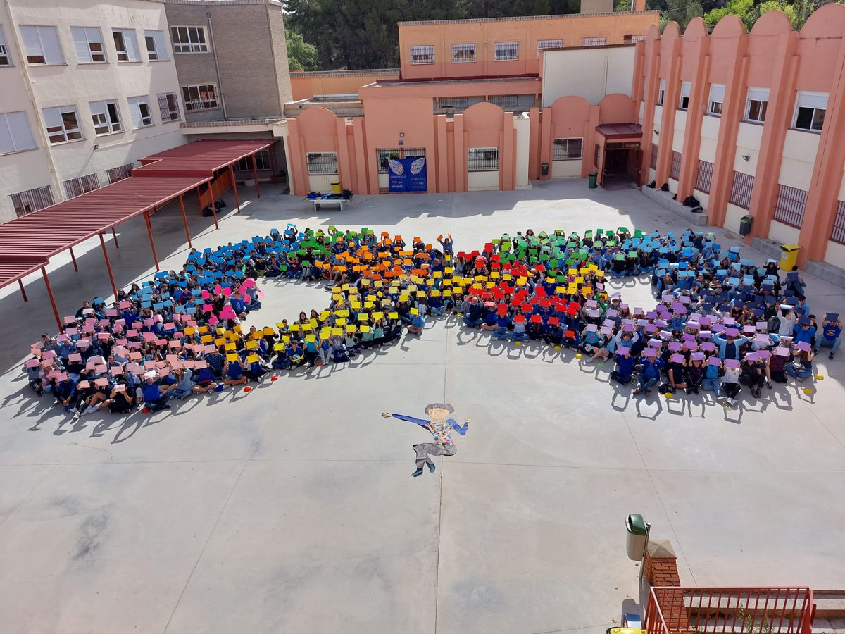Aunque con unos días de retraso, hoy hemos celebrado el día del Autismo. Un documental sobre el tema y después un Kahoot para comprobar qué hemos aprendido y para finalizar un infinito de colores representando que es un espectro, una condición diversa.