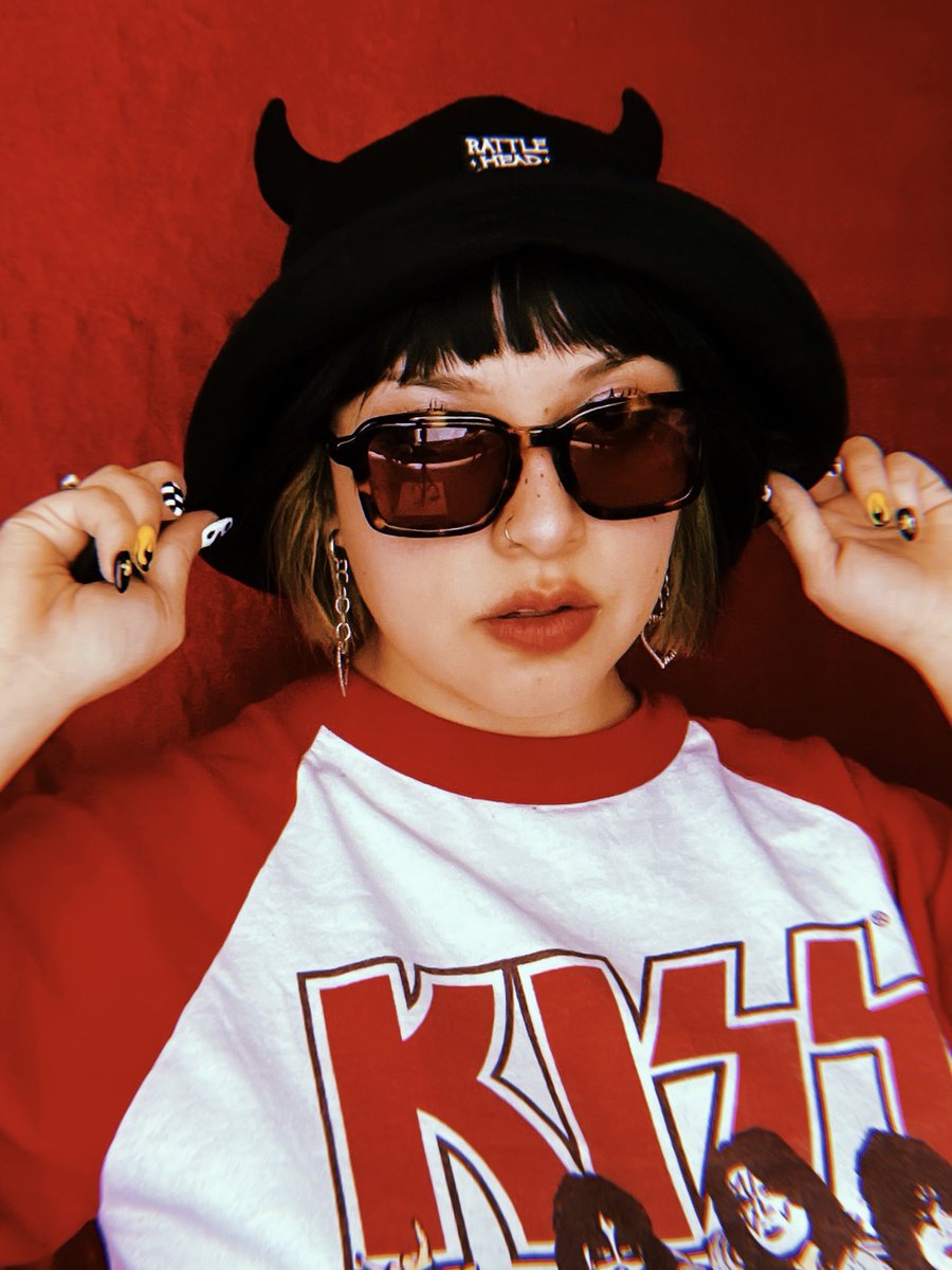 RattleheadCraft's tweet photo. 🌞living my 90’s dream in these hats🌷 https://t.co/OBrNZIhiEL