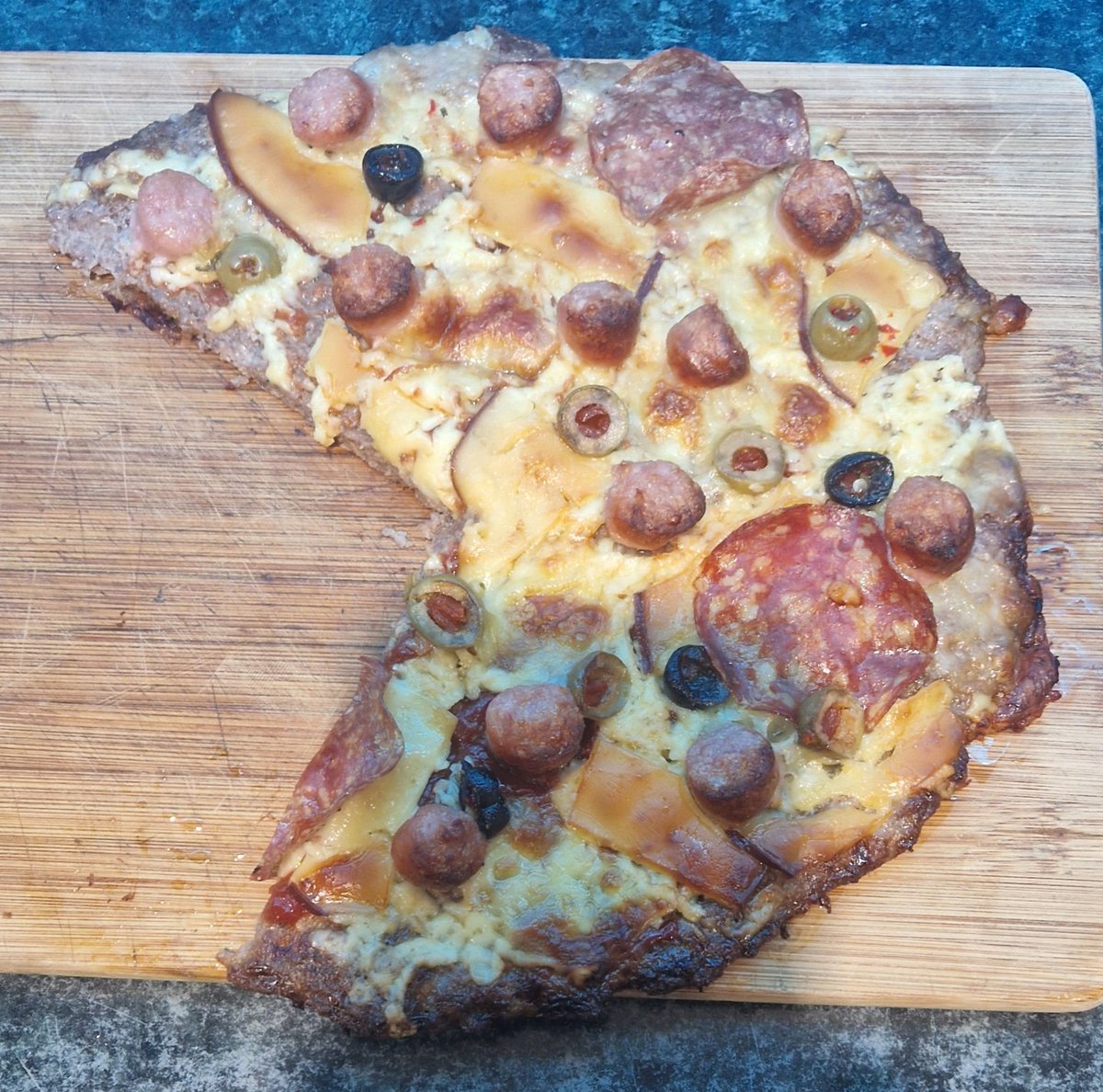 alxcannon's tweet photo. Back on #carnivore so it's #meatzza time! Shared with my boy 22 doing great on #keto olives for him (took mine off!) all from fridge 80/20 ground beef cheddar, pork sausage salami mozzarella smoked cheese salt Best one yet 😋 10 mins 180c base then 14 mins with toppings https://t.co/6T3pWruobg