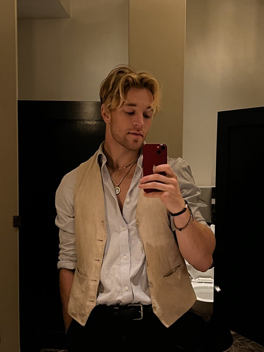 fun_fitboy's tweet photo. May I take your order 😝🫡 lol #waiter #losangeles https://t.co/IHrnPspUQ2