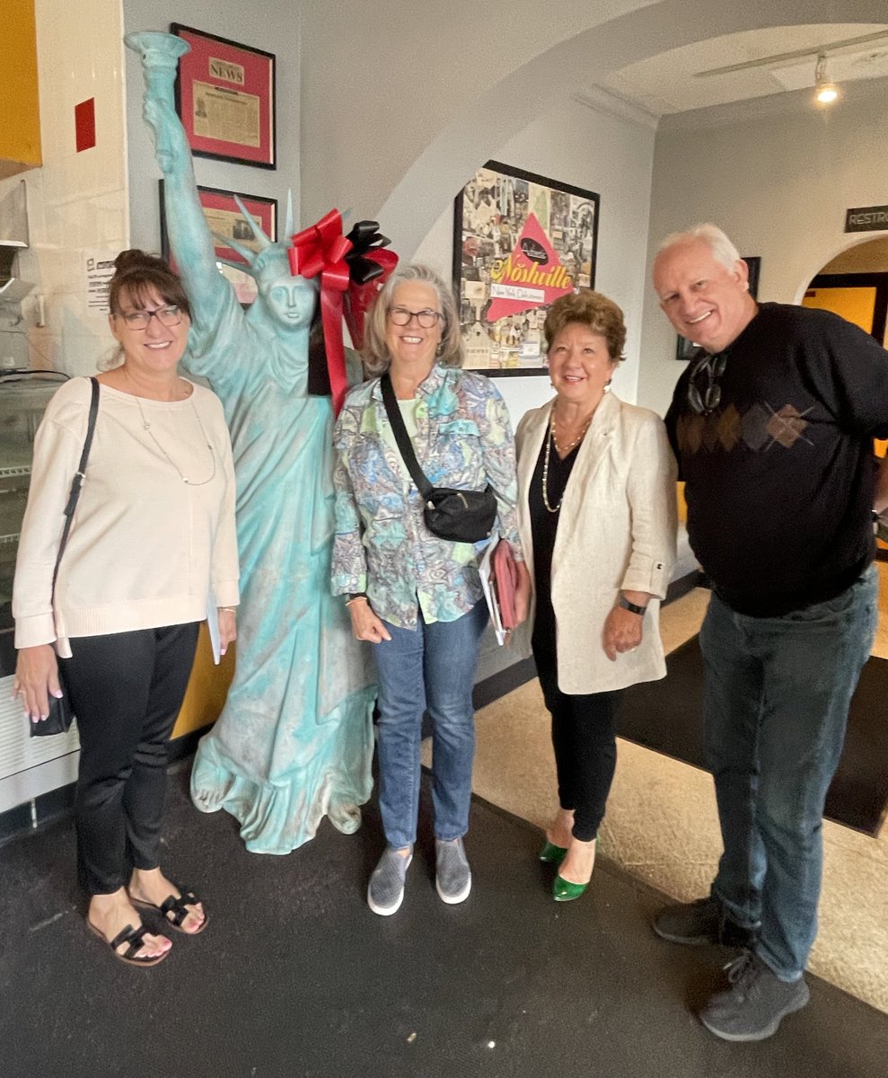 Deb_Varallo's tweet photo. For quite a few years, this foursome has gathered often to discuss politics, business and nonprofit work. Who will be our next mayor? @mariadevarenne @coh1209 @EmbryPat #poweroffour @NoshvillePickle https://t.co/bWVkhXk6KS