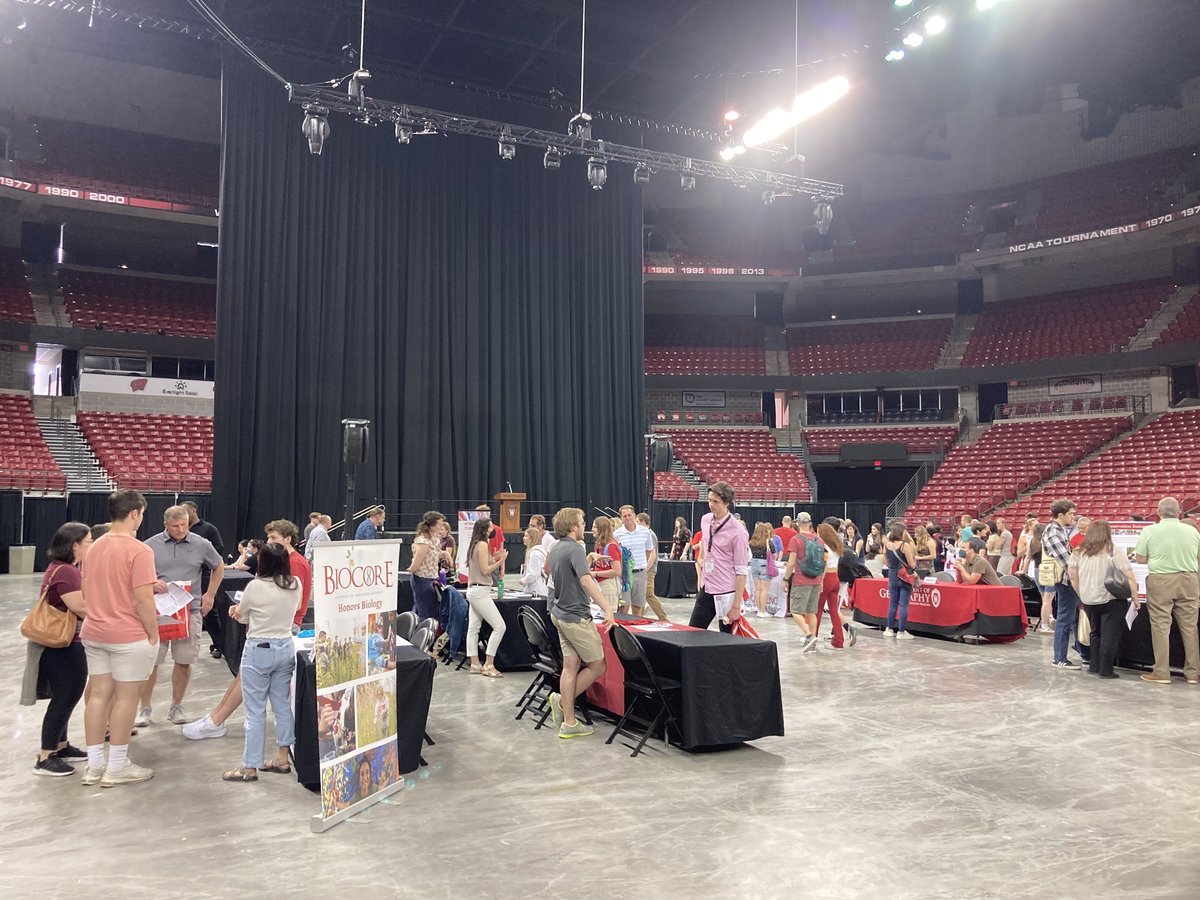 UWConstellation's tweet image. Another successful #MyUWDay on campus. Happy to see so many future Badgers!  #UWConstellations #humanitiesforall #humanitiesamplified