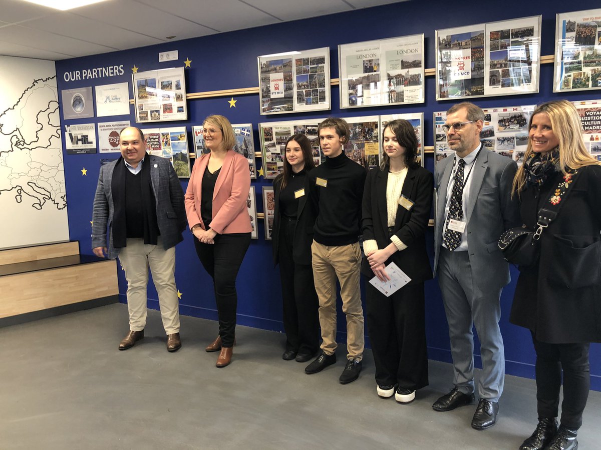 AnneAuffretL's tweet photo. Matinée de l’Europe au lycée F Ozanam. Les élèves et ceux du lycée Sévigné ont partagé leur vision de l’Europe. L’euro députée MP Vedrenne a ensuite répondu à leurs questions très pertinentes. Une belle manière de construire ensemble la citoyenneté européenne de ces jeunes. https://t.co/wrSarEyMcb