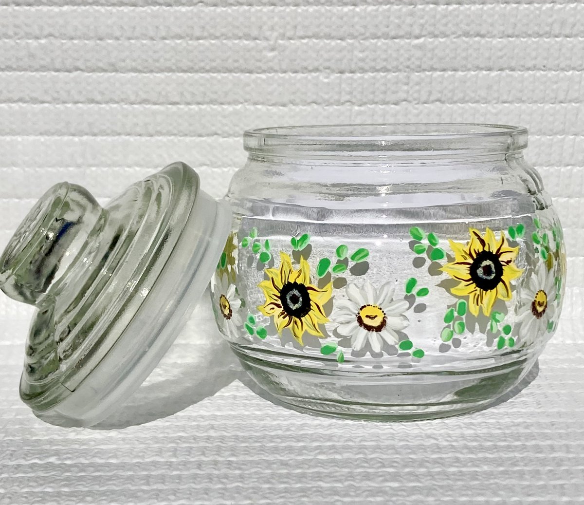 ipaintitpretty's tweet photo. https://t.co/uxDM4F5gy0 #sugarbowl #jarwithlid #smallcandyjar #SMILEtt23 #paintedglass #art #etsyfinds #mothersdaygift https://t.co/1F0bPcQ9pY