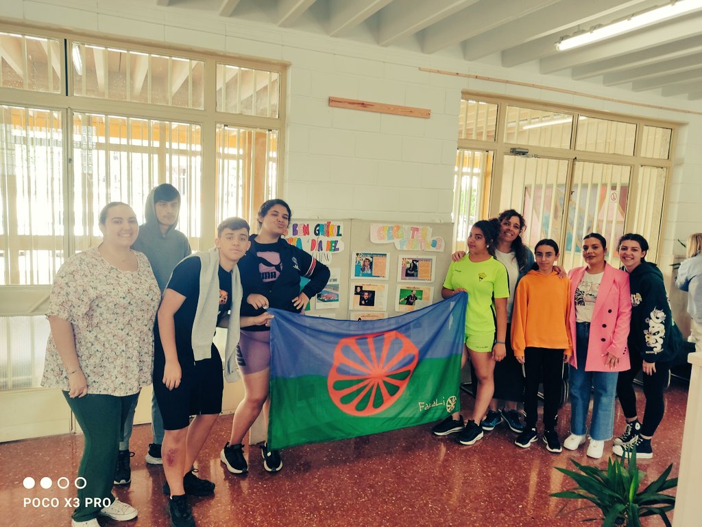 molina_luque's tweet photo. Desde @fakaligitanas hoy en @IESBENGABIROL conmemorando el Día del Pueblo Gitano con el mural de referentes positivos. Gracias siempre por la colaboración del alumnado, del equipo directivo, jefatura de estudios y profesorado 💪💪💪👏👏👏 https://t.co/kGyvbE6cfs