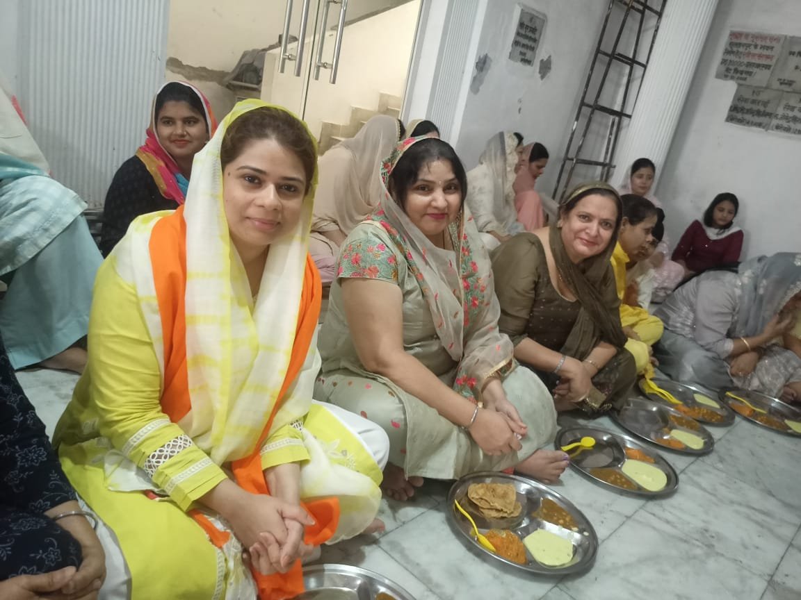 SultanpurDm's tweet photo. दिनाँकः 14.04.2023 को बैसाखी के पर्व पर शहर स्थित गुरुद्वारे में प्रतिभाग किया गया. https://t.co/ftGubRuAPe