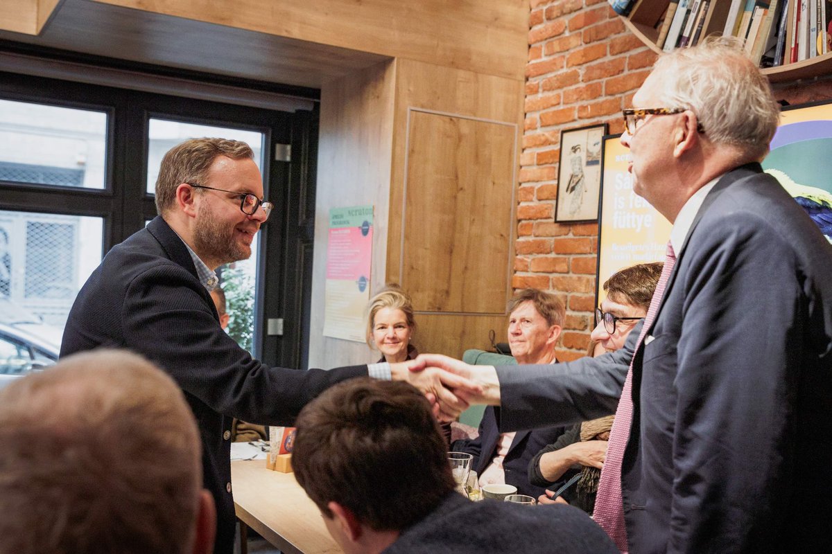 BalazsOrban_HU's tweet photo. Great to meet the #Scrutopia alumni at the Scruton Café, who are in #Hungary🇭🇺 for their alumni week.
Delightful to also meet Sophie Scruton, who is devoted to carrying on her husband’s legacy. Her generous donation of some of his personal items helped create Scruton Café, a space dedicated to preserving @Roger_Scruton's legacy in Hungary.
Welcome to Hungary! Hope to see you again soon!