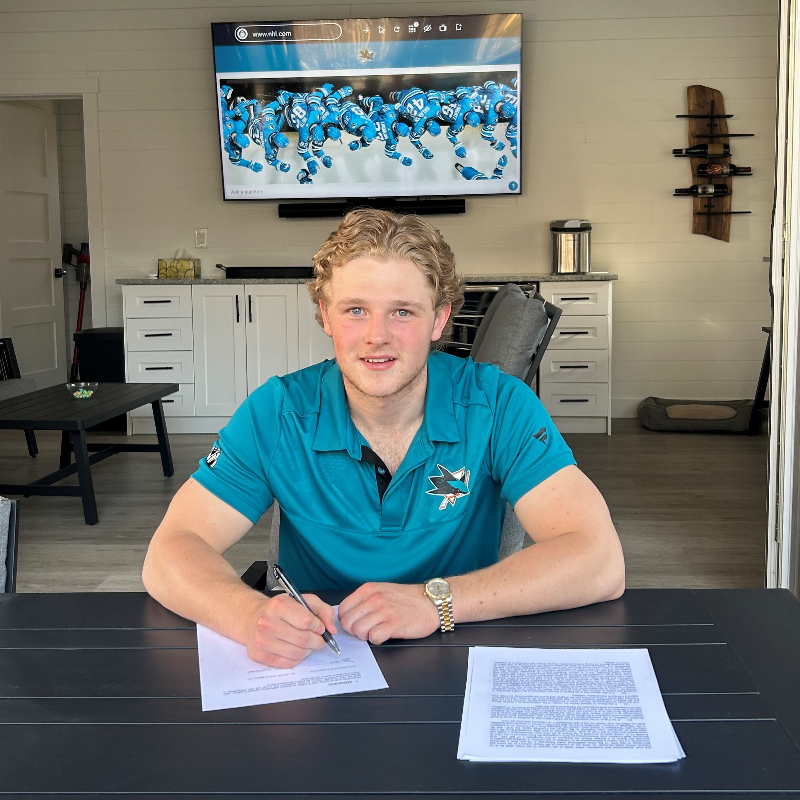 SanJoseSharks's tweet photo. 🖊️ SIGNED

The #SJSharks have inked Ethan Cardwell to a three-year, entry-level contract.