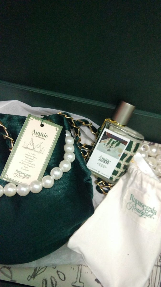 CiplukNdutz's tweet image. Terimakasih @helloreadyset cantik banget ini paketnya 😘😍