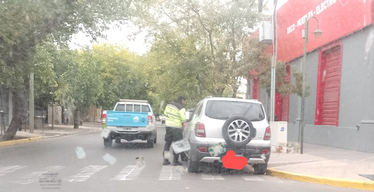 Se estacionó en línea amarilla, sobre la senda peatonal, bloqueando la rampa para discapacitados. Y... sí, corresponde multa (no sé si concurso). A la salida/entrada de las escuelas a mucha gente no le importa nada ni nadie.